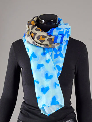 Schal OFF#DLY Tuch Wild leo/blue auf einer Schaufensterpuppe, ein modisches Accessoire mit blauem Herzmuster, präsentiert als vielseitiger Modeartikel.