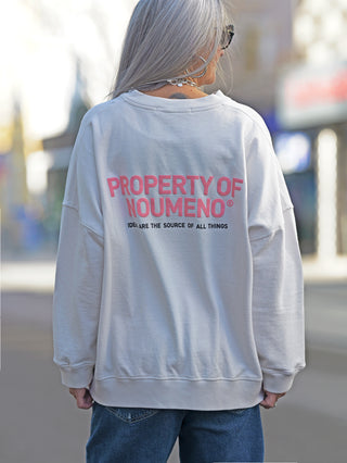 Nuomeno Sweat 21014164 tofu: Frau trägt weißen Boxy-Sweater mit rotem 3D-Logo-Print am Rücken, verkürzten Ärmeln und ausgeschnittenem Bund, aus 100% Baumwolle, passend in Größe S für 172 cm.