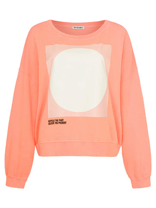 Liv Bergen Graz Sweater Neon Orange, zeigt einen lässigen Schnitt mit einem weißen Kreismotiv vorne und dem Text Recycle the past, color the present auf weichem, organischem Baumwollstoff.