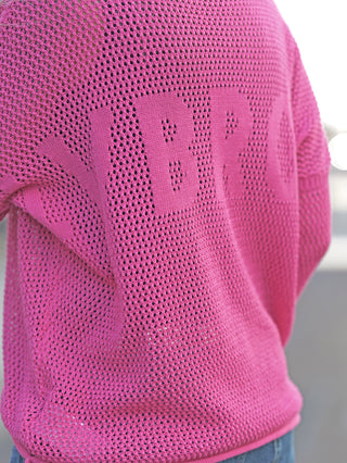Liv Bergen Crochet Sweater Pink aus Netzstoff, lockerer Schnitt, lange Ärmel. Auf der Rückseite in gleicher Farbe LVBRGN eingearbeitet. Model trägt Größe S bei 1,72 m.
