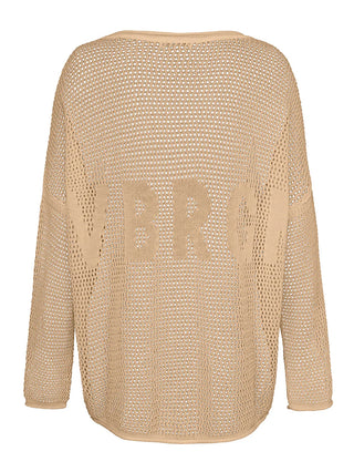 Liv Bergen Crochet Sweater Sand, detailreiche Nahaufnahme eines locker geschnittenen Netzstoff-Oberteils mit eingearbeitetem LVBRGN Text auf der Rückseite und langen, weiten Ärmeln aus 100% Baumwolle.