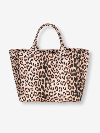 ALIX Leo Shopper, eine geräumige Tasche aus Canvas mit Leopardenmuster und „ALIX“-Artwork, Magnetknopfverschluss und innenliegendem Reißverschlussfach, ideal für stilvolles Verstauen Ihrer Wertsachen.