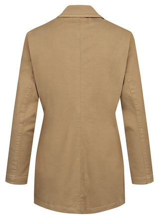 Gitta Banko Blazer Elsa Sand, ein stilvoller Einknopfblazer mit großem Revers und Brusttasche, aus Baumwollmischung. Gerade, schmale Passform, ideal für modische Anlässe.