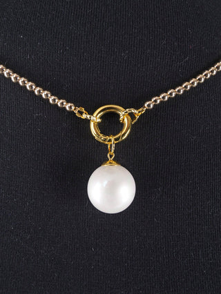 Glam&Rock Perle Anhänger 20 mm weiß/gold: Eine weiße Muschelkernperle als Anhänger mit goldfarbener Öse, präsentiert auf einer goldenen Kette. Ideal für elegante Schmuckstücke.