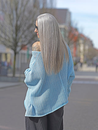 Frau mit langem grauem Haar trägt den Rundholz Strick 3450701 malibu cloud Pullover, ein luftiges, oversized Netzdesign aus feiner Baumwolle, perfekt für stilvolle Layering-Looks.