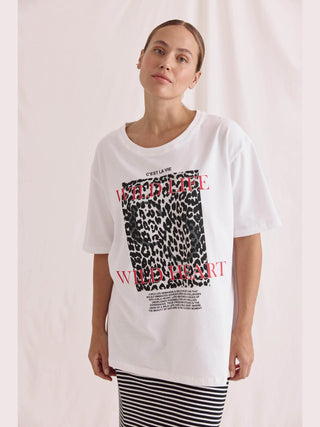Frau trägt Cotton Candy Tee Umut white Print, ein weiches, lässiges T-Shirt mit Rundhalsausschnitt und auffälligem Frontprint, oversized Passform, angenehm zu tragen.