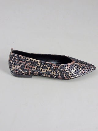 Kennel & Schmenger Greta Leo Silk Ballerina mit Allover-Schmucksteinen, aus weichem Samtziegenleder, zeigt ein auffälliges Leopardenmuster, ideal kombinierbar mit weiten Hosen oder lässigen Jeans.