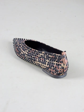 Kennel & Schmenger Greta Leo Silk Ballerina mit Leopardenmuster, verziert mit Schmucksteinen. Aus weichem Samtziegenleder für hohen Tragekomfort, ideal kombinierbar mit verschiedenen Outfits. Absatzhöhe 10 mm.