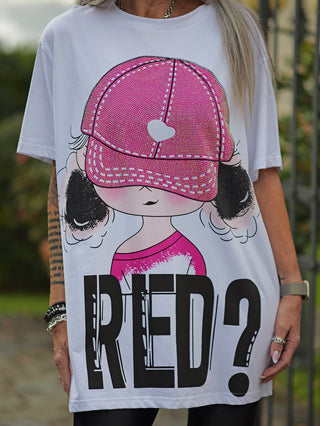 Frau trägt das OFF#DLY Lon Tee Tina white/pink, ein oversized Shirt mit auffälligem Cartoon-Frontprint, ideal für lässige Streetwear-Looks. Perfekt kombiniert mit Jeans oder als Minikleid.