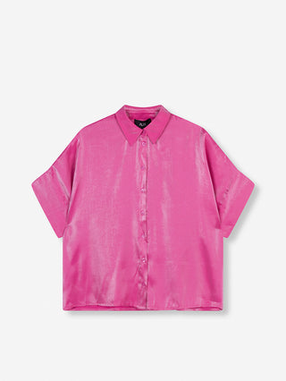 ALIX Shine Boxy Bluse pink, eine glänzende, übergroße Bluse mit kurzen Ärmeln und durchgehendem Knopfverschluss, aus Viskosegewebe, verziert mit ALIX-Logo-Bändern auf der Rückseite.