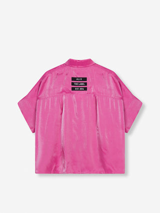 ALIX Shine Boxy Bluse pink, eine übergroße Bluse aus glänzendem Viskosegewebe mit ALIX-Logo-Bändern auf der Rückseite und kurzem Ärmel, präsentiert sich in einem modischen, lockeren Schnitt.