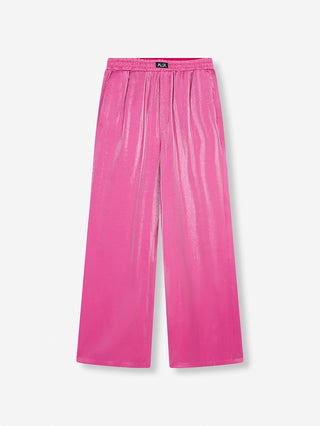 ALIX Wide Leg Pant pink aus glänzendem Viskosestoff mit weitem Bein und schwarzem „ALIX“-Label am Bund, präsentiert an einer Wand. Perfekt kombinierbar mit passender Bluse für einen kompletten Look.