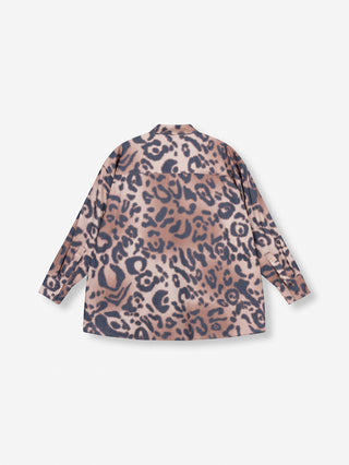 ALIX Jaguar Bluse Oversized animal, Rückansicht einer übergroßen Bluse mit Jaguardruck, Brusttasche und Kragen sichtbar, lange Ärmel und Knopfverschluss. Baumwollstoff, leicht über Hüfte fallend.