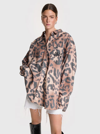 ALIX Jaguar Bluse Oversized animal: Frau trägt eine übergroße Baumwollbluse mit Jaguardruck, Brusttasche und Kragen, geknöpft vorne, lange Ärmel. Modell ist 174 cm groß, trägt Größe S.