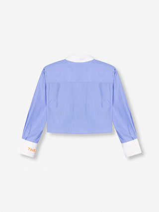 ALIX Cropped Striped Bluse softblue, leicht tailliert, mit blauen und weißen Streifen, Schulterpolstern, Brusttasche mit „A“-Stickerei, und langen Ärmeln. Enthält „ALIX THE LABEL“-Stickerei am Ärmel.