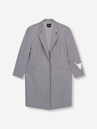 ALIX Clean Long Blazer grey: Grauer Blazer mit weißem Logo, langer Oversized-Schnitt, Knopfverschluss, Fronttaschen, Stier-Stickerei am Ärmel. Kombinierbar mit Polaroid-T-Shirt und Baggy-Jeans.