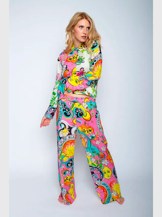 Emily Hose 8503-201238 multi comic: Frau trägt bunte Sommerhose mit elastischem Bund und seitlichen Taschen, in geradem, weitem Schnitt. Ideal für lässigen Sommerlook, aus 100% Viskose.