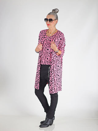 Frau in Sonnenbrille trägt das OFF#DLY Leo Set Raelle rosa, bestehend aus lockerem Top und langem Cardigan mit Schwarz-Weiß-Print, ideal für einen stilvollen Alltagslook.