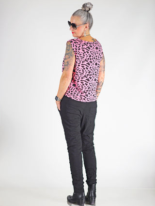 OFF#DLY Pant Celeste black, schmale Joggerpant mit Gummibund und Zugkordel, vordere und hintere Taschen, getragen von einer tätowierten Frau; Detailansicht von Schuhen und Gesicht.