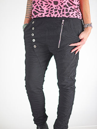 OFF#DLY Hose Celeste black: Schmale schwarze Joggerpant mit Gummibund, Zugkordel, vorderen und hinteren Taschen, Knopfleiste und Zipper vorne. Perfekt für eine gerade, schmale Passform.