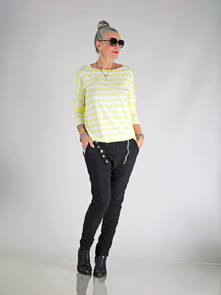 OFF#DLY Ringel Grosso white/yellow Langarmshirt, locker geschnitten, gestreift, mit Rundhalsausschnitt und langen Ärmeln. Kombiniert mit schwarzer Hose und Sonnenbrille, lässig-modern präsentiert.