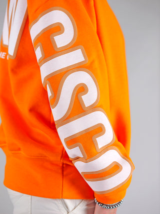 Person trägt OFF#DLY Sweat San Fransisco orange, oversized mit Rundhalsausschnitt und auffälligem Schriftzug, perfekt für lässige Streetstyle-Looks. Oversized-Passform mit gerippten Bündchen.