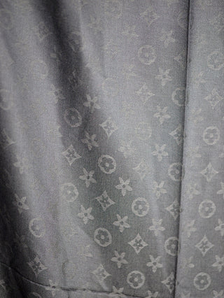Schal Colette black: Nahaufnahme eines luxuriösen Schals in Schwarz mit dezentem Muster und feinen Fransen, gefertigt aus weicher Viskose-Baumwoll-Mischung. Perfekt für stilvolle Eleganz.