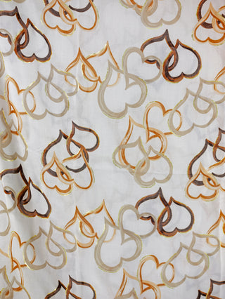 OFF#DLY Schal Heart beige: Nahaufnahme eines weißen Stoffs mit braunen und beigen Herzen als Motiv, ideal für stilvolle Accessoires.