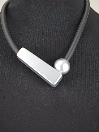 OFF#DLY Kette black/silver: Eine silberne und schwarze Halskette als modisches Accessoire, präsentiert von NEW Star SRLS, ideal für stilvolle Anlässe.