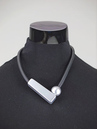 OFF#DLY Kette black/silver auf einer Schaufensterpuppe, präsentiert als modisches Accessoire. Die Halskette kombiniert stilvoll schwarze und silberne Elemente, ideal für vielseitige, elegante Looks.