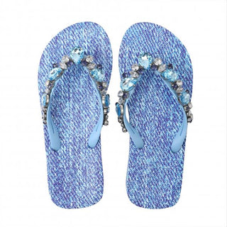 Moo'ilo Jeans Katja Flipis, luxuriöse Flip-Flops mit Jeans-Optik und funkelnden Kristallen, ergonomische Sohle für Komfort. Exklusives Design kombiniert Stil und Eleganz, ideal für Sommeranlässe.