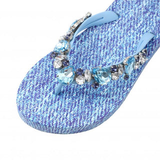 Moo´ilo Jeans Katja Flipis: Stilvolle Flip Flops mit Denim-Optik und funkelnden Kristallen auf den Riemen, ideal für Komfort und Eleganz im Sommer. Hochwertige Verarbeitung und modisches Design.