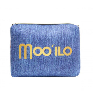 Moo'ilo Jeans Katja Flipis Flipflops mit Denim-Optik, verziert mit funkelnden blauen Kristallen auf den Riemen, begleitet von einer gratis passenden blauen Tasche mit goldener Aufschrift.