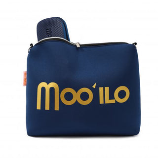 Moo´ilo Dark Navy Fransen Flip Flop Tasche in Blau mit goldener Schrift und einem blauen Logo. Ein modisches Accessoire passend zu den luxuriösen Flipflops von Moo´ilo.