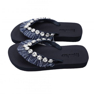 Moo´ilo Dark Navy Fransen Flip Flop mit Kristallen und Fransen, dunkle Sandalen, die Eleganz und Komfort vereinen. Ideal für stilvolle Sommeranlässe.