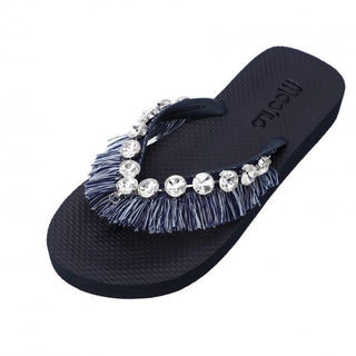 Moo´ilo Dark Navy Fransen Flip Flop mit Kristallen und Fransen, nah aufgenommen. Stilvoller schwarzer Flip Flop mit modischem Detail, ideal für eleganten Sommer-Luxus.