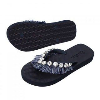 Nahaufnahme des Moo´ilo Dark Navy Fransen Flip Flop mit kunstvoll platzierten Kristallen und verspielten Fransen, die dem exklusiven, eleganten Design eine luxuriöse Note verleihen.