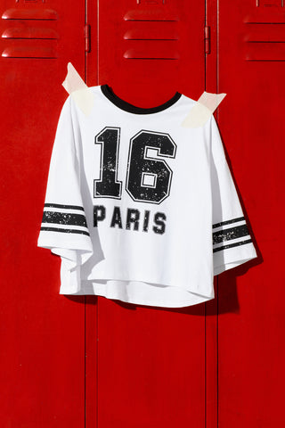 Lumina Sporty Shirt black: Weißes Baumwoll-T-Shirt im oversized Schnitt mit markantem 16 PARIS Frontprint und kontrastierenden Streifen an Ärmeln und Saum, verleiht sportlichen Retro-Charme.
