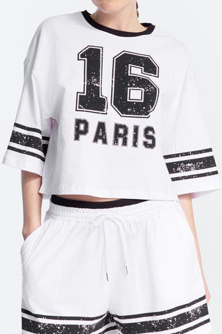 Lumina Sporty Shirt black, getragen von einer Person. Das Shirt hat einen lässigen, oversized Schnitt mit auffälligem 16 PARIS Frontprint und kontrastierenden Streifen an Ärmeln und Saum.
