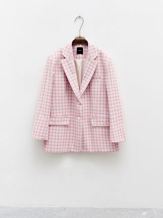 Lumina Blazer rose: Bouclé-Blazer in zartem Karo-Muster auf einem Swinger, leicht oversized, mit Zweiknopf-Leiste und Reverskragen, perfekter Mix aus französischem Chic und moderner Eleganz.