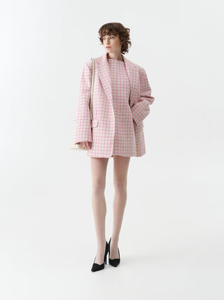 Lumina Blazer rose: Frau trägt einen rosa-weißen Karomuster Bouclé-Blazer mit modernem oversized Schnitt, Zweiknopf-Leiste und Revers, ideal für stilvolle und vielseitige Kombinationen.