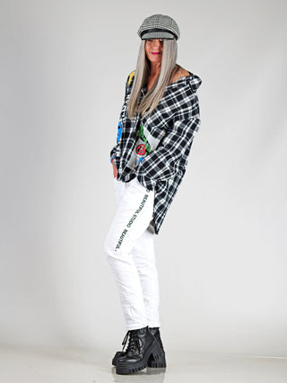 OFF#DLY Shirt Canada black/white, oversized Karierte Hemdjacke aus 100 % Baumwolle, getragen von einer Frau mit grauen Haaren, kombiniert mit schwarzen Boots und einem Hut.