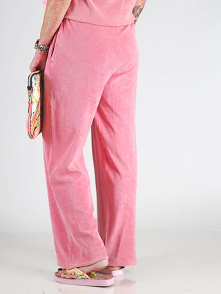Dirty Laundry Towel Sweatpant Pomegranate: Person trägt weiche, locker geschnittene pinke Jogginghose aus Baumwolle mit elastischem Bund und Kordelzug, kombiniert mit einem lässigen, gemütlichen Look.