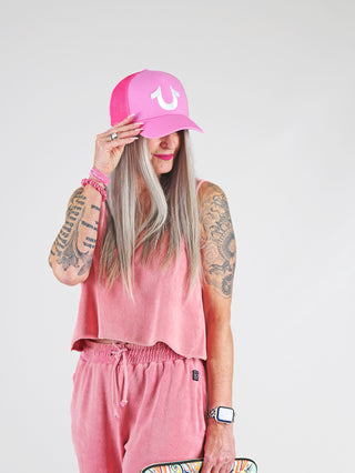 Frau trägt das Dirty Laundry Towel Top pomegranate, ein locker geschnittenes, verkürztes Lounge-Top mit weiten Armausschnitten, perfekt für einen entspannten, stilvollen Look.