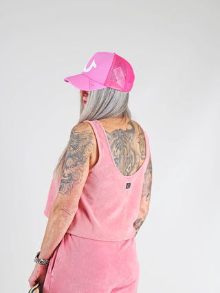 Frau trägt das Dirty Laundry Towel Top in Pomegranate, ein weiches, kastig geschnittenes Lounge-Top aus Baumwoll-Frottee mit weiten Armausschnitten und elastischen Bündchen, ideal für entspannte Looks.