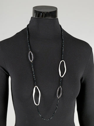 Die OFF#DLY Kette OVAL black silver grey zeigt ein ovales Design aus Aluminium, Glas und Polyurethan, 48 cm lang und 43 g schwer, ideal für stilvolle Akzente.