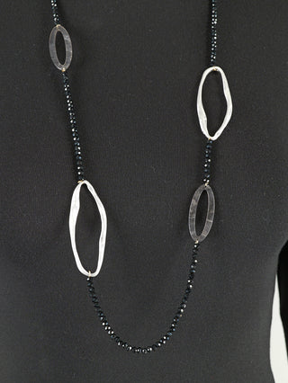 Eine elegante OFF#DLY Kette OVAL in schwarz-silber-grau, gefertigt aus Aluminium, Glas und Polyurethan, misst 48 cm und wiegt 43 g, ideal als modisches Accessoire.