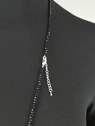 OFF#DLY Kette OVAL black silver grey, 48 cm, aus Aluminium, Glas und Polyurethan, zeigt ein elegantes ovales Design. Die Kette ist leicht, mit einem Gewicht von 43 g.