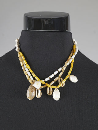 OFF#DLY Kette Mare multicolor auf einer Schaufensterpuppe, zeigt kunstvoll gestaltete Kunststoff- und Polyesterperlen. Eleganter Modeschmuck, ideal für stilvolle Akzente in jedem Outfit.