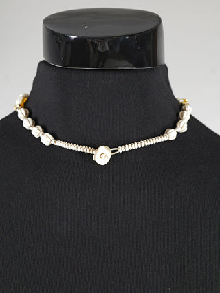 OFF#DLY Kette Mare multicolor auf einer Schaufensterpuppe, gefertigt aus Kunststoff und Polyester, präsentiert als modisches Accessoire. Die Kette ist 24 cm lang und wiegt 58 g.
